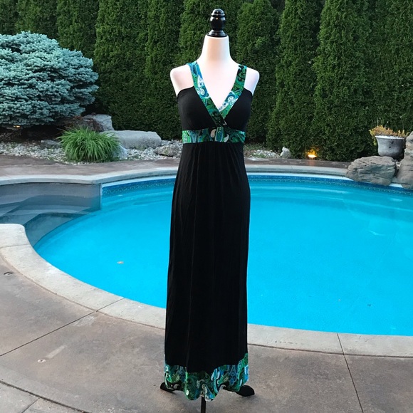 Flowy Maxi Dress with V-Halter Neckline - Picture 2 of 12